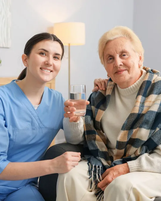 Pflegekraft betreut eine Seniorin zuhause und unterstützt sie im Alltag in Siegburg